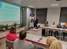 Zdjęcie przedstawia osoby biorące udział w spotkaniu